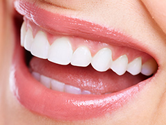 歯の黄ばみが気になる方へ～笑顔の輝く白い歯に～